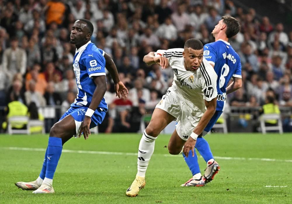 El delantero francés del Real Madrid 09 Kylian Mbappé C celebra marcar el segundo gol de su equipo durante el partido de fútbol de la liga española entre el Real Madrid CF y el Deportivo Alavés en el estadio Santiago Bernabeu de Madrid/ Foto Javier Soriano AFP.,image_description: