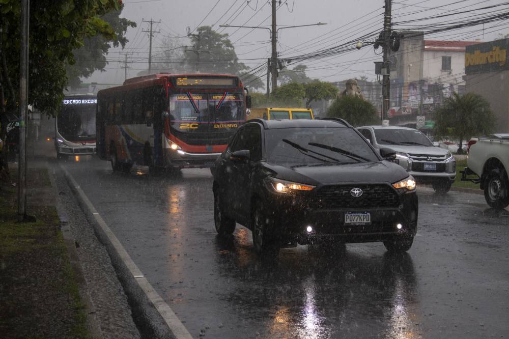 Ayer llovió en diferentes zonas de San Salvador a horas del mediodía. En la fotografía, la lluvia captada sobre el bulevar Norte frente a la Universidad de El Salvador. / Lisbeth Ayala. ,image_description: