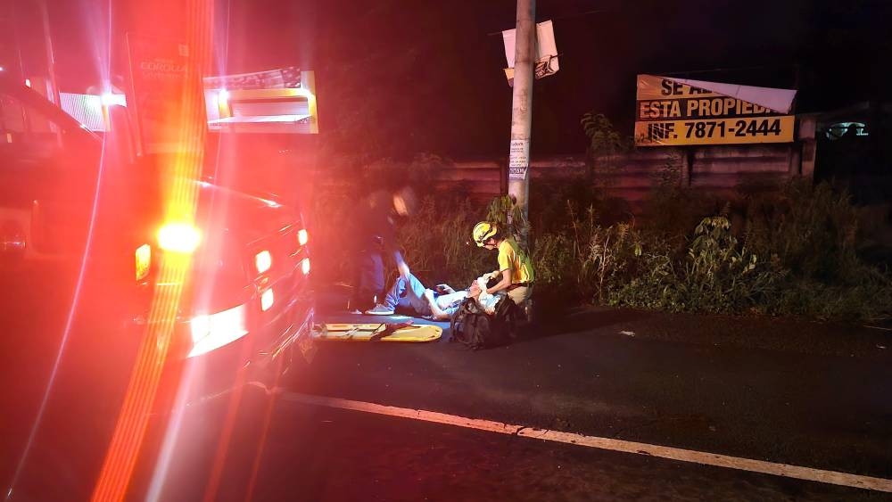 El joven fue atendido por cuerpos de socorro y llevado a un hospital. / Cortesía Comandos de Salvamento. ,image_description: