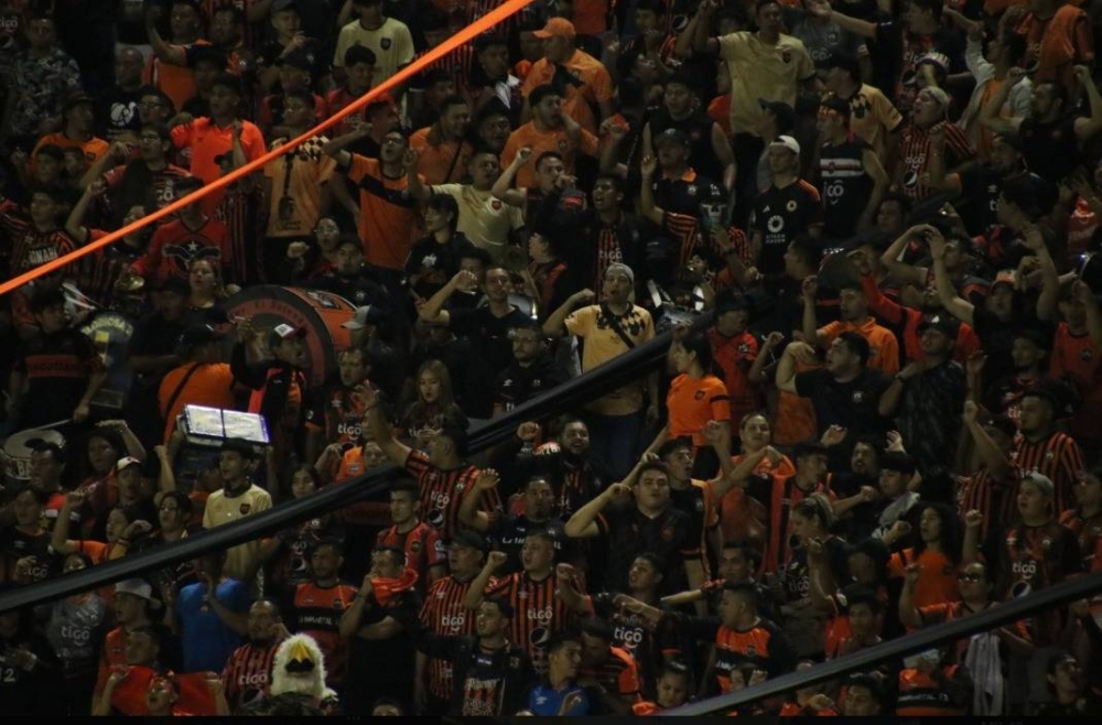 La afición del Águila acompaña al equipo emplumado. ,image_description: