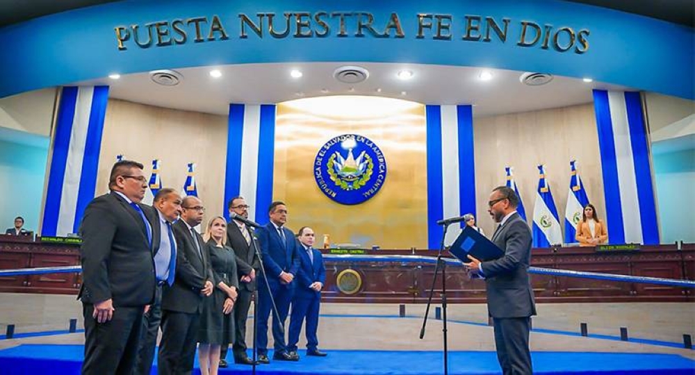 Presidente de la Asamblea Legislativa, Ernesto Castro, juramenta a los siete nueve magistrados de la Corte Suprema de Justicia CSJ. / AsambleaSV.,image_description: