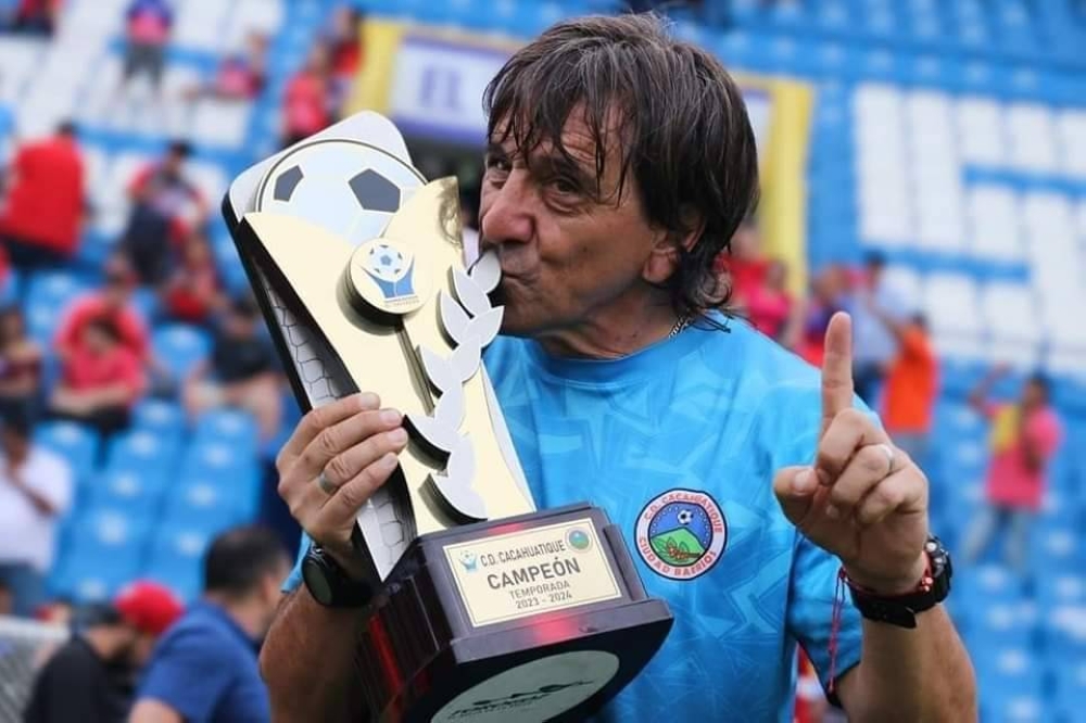 Pablo Quiñones besa el trofeo de campeón de Segunda División con Cacahuatique. ,image_description: