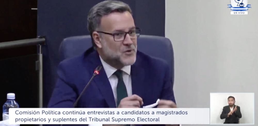 Máximo Zaldívar, director del IFES, explica a Nuevas afirmaciones incluidas en los informes sobre las elecciones 2024 en El Salvador. / Imagen de video de Asamblea Legislativa.,image_description: