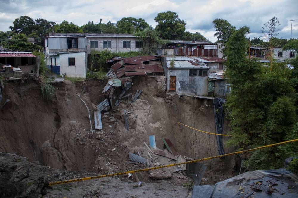 La cárcava se originó por la sobrecarga de tuberías, aseguran los habitantes. Lisbeth Ayala,image_description: