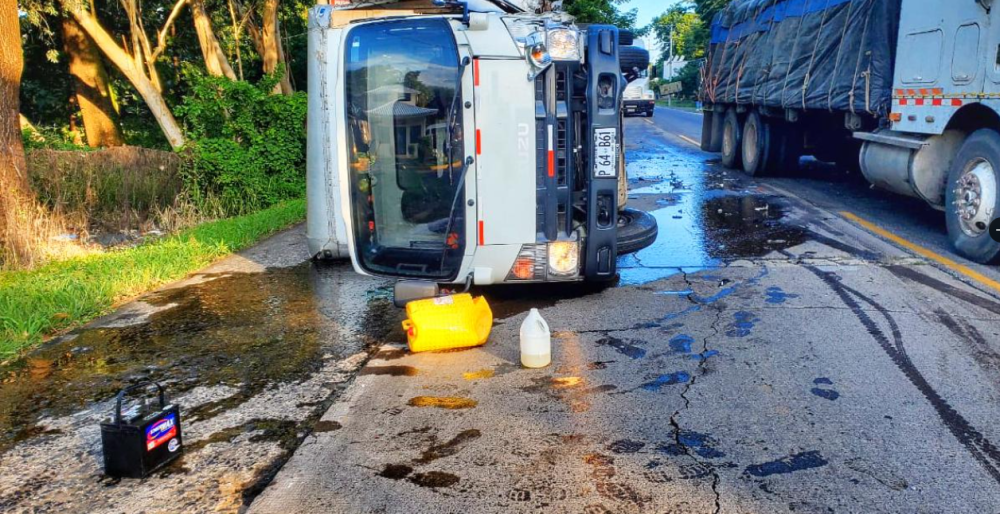 Un accidente de tránsito se reportó en el kilómetro 65 de la carretera al litoral/ Foto tomada de la cuenta de X de PNC.,image_description: