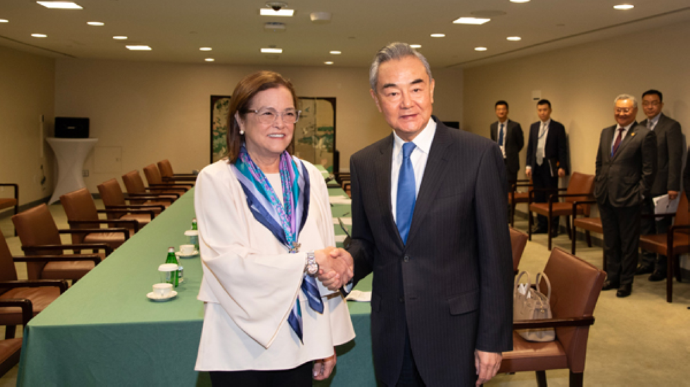 El ministro de Relaciones Exteriores de China, Wang Yi, del Buró Político del Comité Central del Partido Comunista de China, en una reunión el 25 de septiembre en Nueva York, con la canciller salvadoreña Alexandra Hill. / Ministerio de Asuntos Exteriores de China.,image_description: