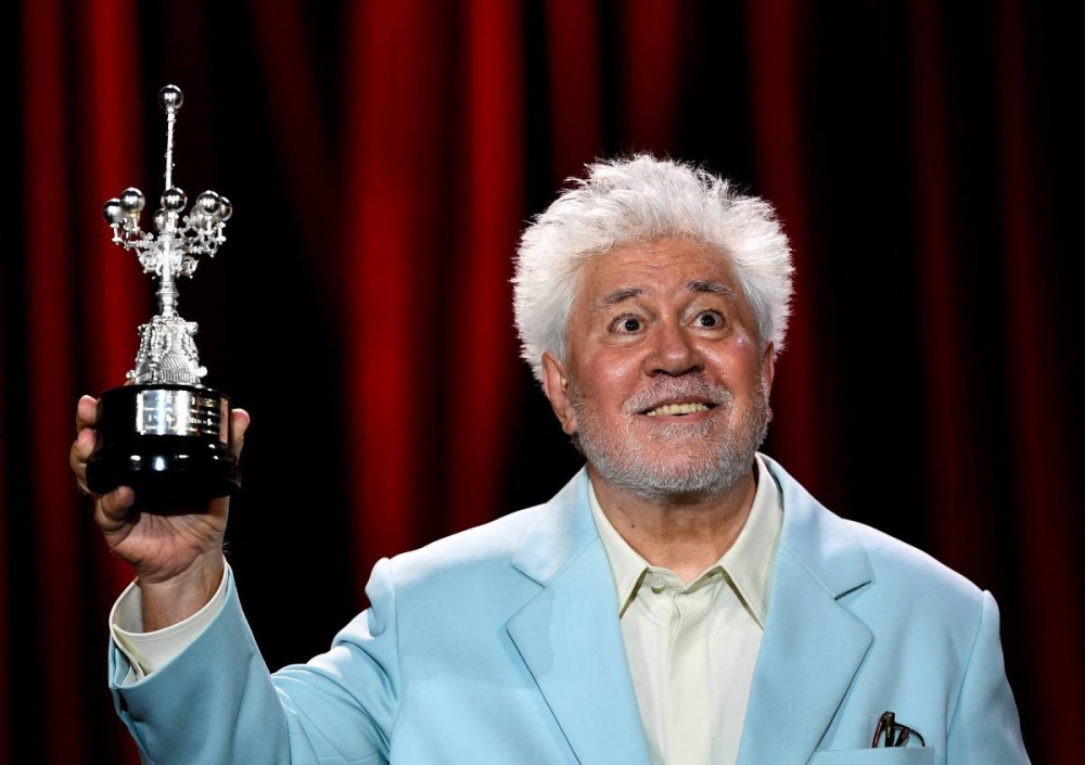 Pedro Almodóvar recibió el premio Donostia a toda una vida de logros en el séptimo arte. Photo by ANDER GILLENEA / AFP,image_description: