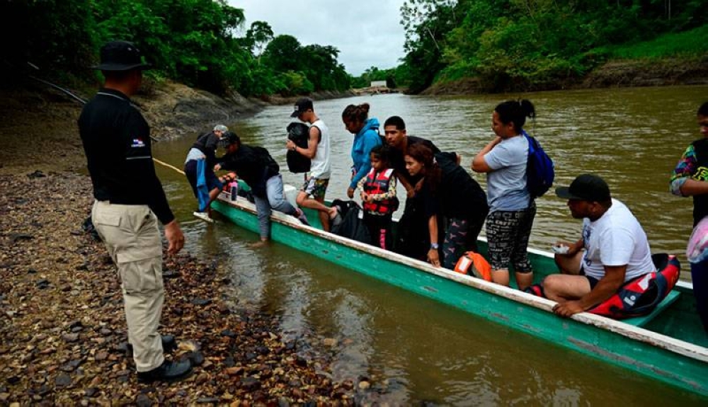 Las autoridades panameñas y organismos internacionales tratan de brindar ayuda humanitaria antes de que los migrantes sigan su travesía. / AFP 