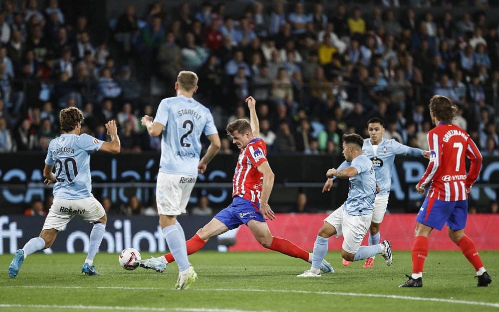 El noruego Sorloth, del Atlético, remata ante cuatro jugadores del Celta de VIgo. ,image_description: