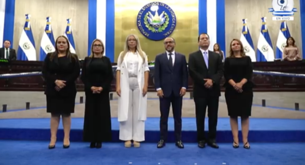 Magistrados propietarios del TSE junto al presidente de la Asamblea Legislativa luego de la juramentación. / Imagen de video de Asamblea Legislativa.,image_description: