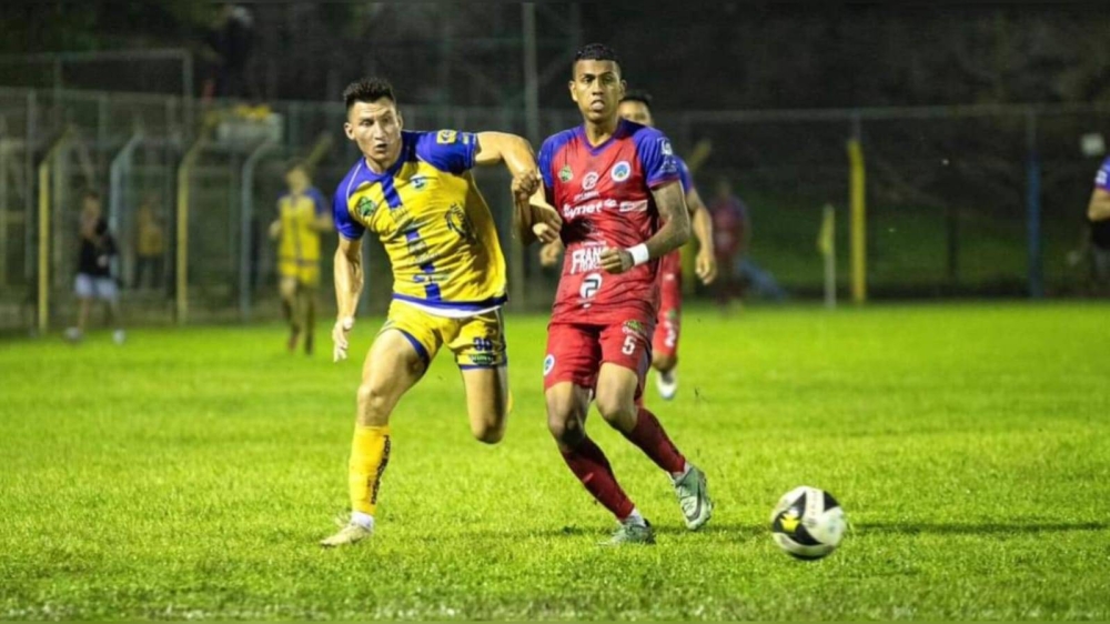 Javier Fermán, a pesar marcar gol, tuvo un duro partido tras la marca de la zaga de Cacahuatique/ Foto tomada del Facebook de Municipal Limeño.,image_description: