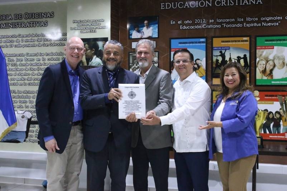 El galardón otorgado al  Liceo Cristiano Reverendo Juan Bueno reconoce su labor en la formación académica, moral y espiritual.,image_description: