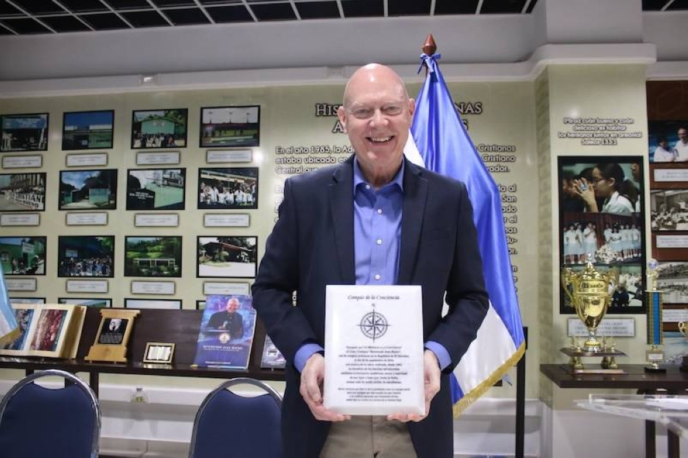 El premio fue entregado este jueves 26 de septiembre por el Dr. Carlos Rey, conductor del programa Un Mensaje a la Conciencia, como parte de la celebración de los 60 años de difusión continua.