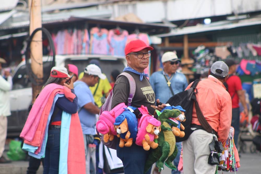 Un vendedor ambulante en el centro de San Salvador. /Lisbeth Ayala,image_description: