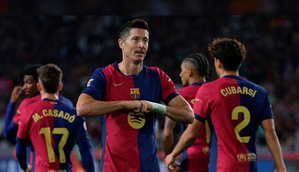 Robert Lewandowski, el 9 del Barcelona, es el goleador de LaLiga con siete tantos. / AFP,image_description: