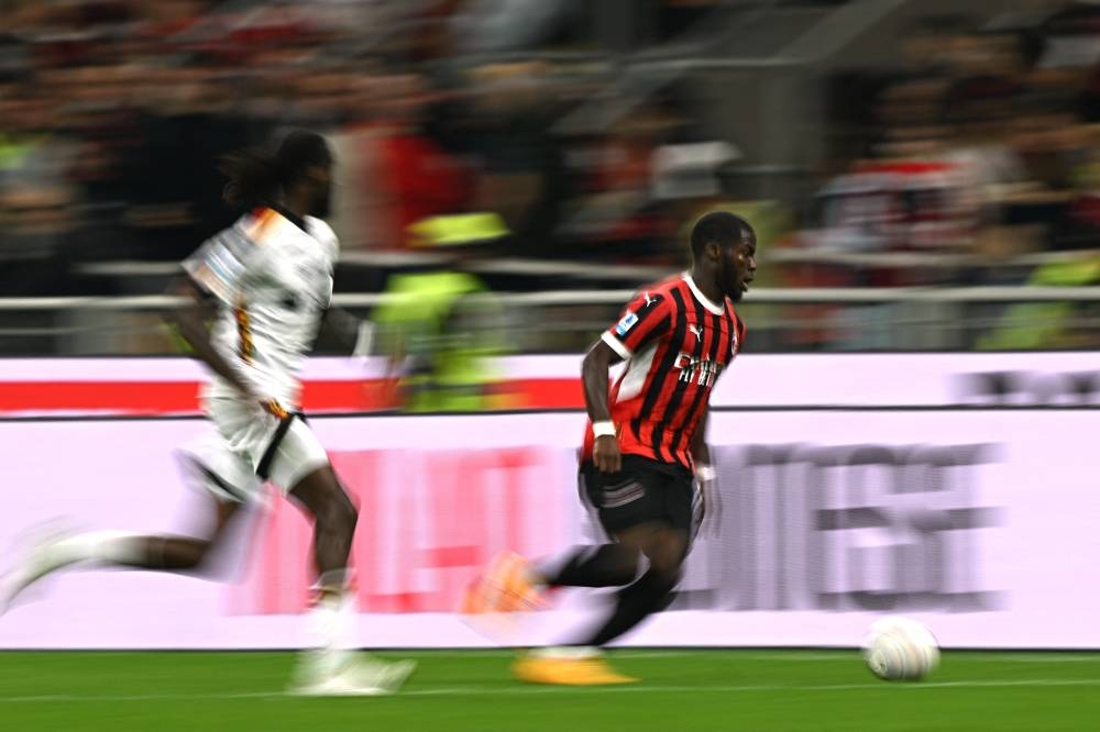 Yunus Musah, del Milan, conduce la pelota en el juego ante Lecce.  / AFP,image_description: