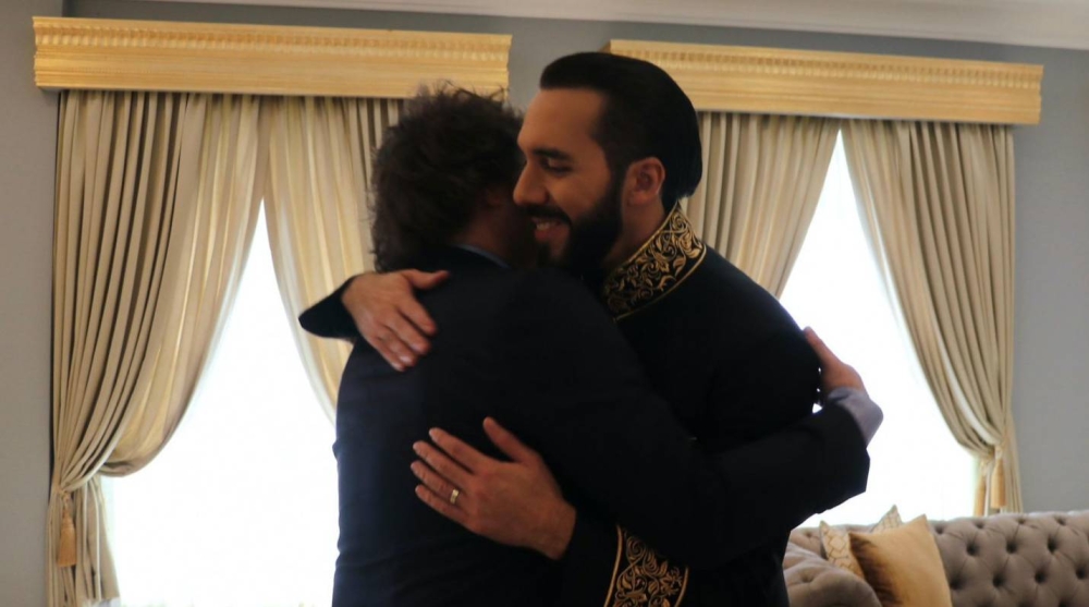 Los presidentes argentino y salvadoreño, Javier Milei y Nayib Bukele, respectivamente, se saludan, el 1 de junio en San Salvador. / Gobierno de Argentina.,image_description: