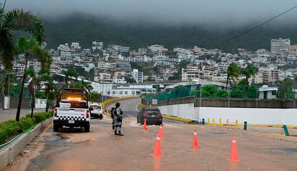 Militares se encuentran cuidando algunas zonas de acceso a Acapulco. / AFP