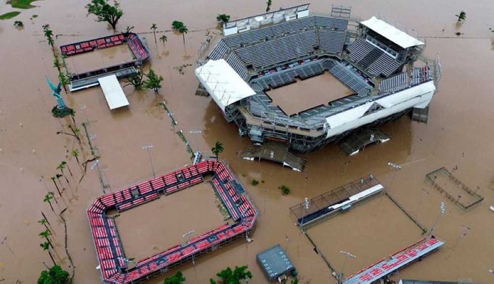 La Arena GNP de tenis se encuentra completamente inundada en Acapulco. / AFP 