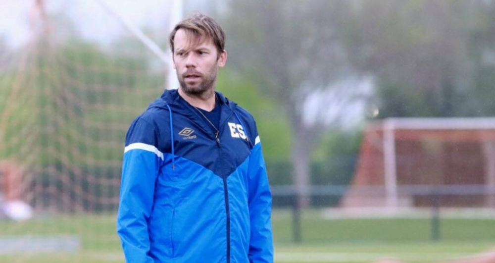 El español Juan Cortés cuando dirigía la Sub 20 de El Salvador. / Fesfut,image_description: