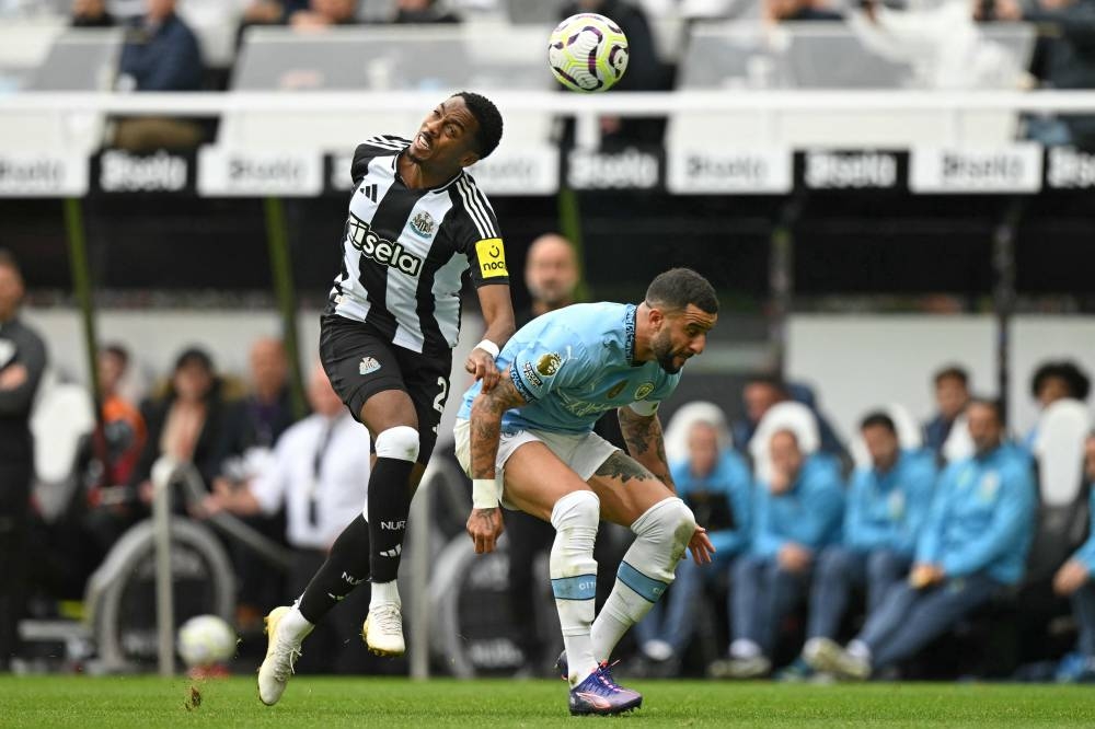 Joe Willock, del Newcastle, y Kyle Walker, del City, en plena disputa del balón. / AFP,image_description: