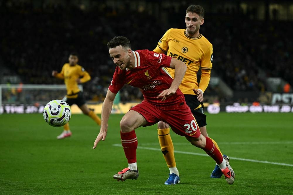 Santiago Bueno marca al portugués Diogo Jota, del Liverpool. / AFP,image_description: