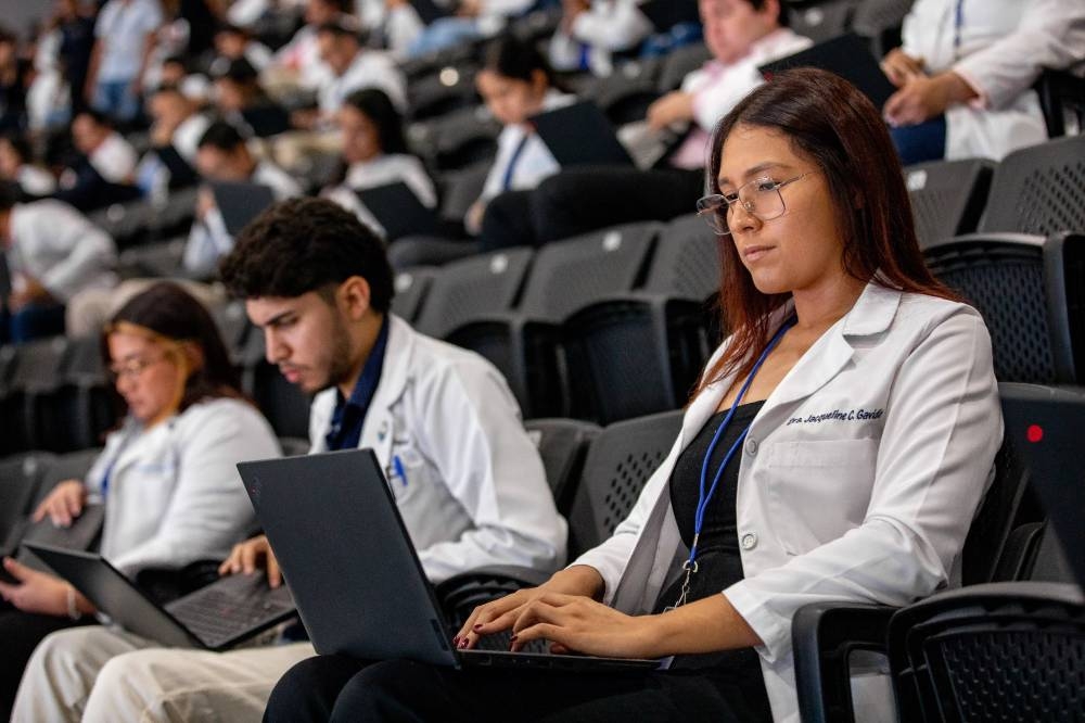 El Gobierno afirmó que los aspirantes pueden optar por 57 especialidades que hay en el país. / Cortesía del Ministerio de Salud. ,image_description: