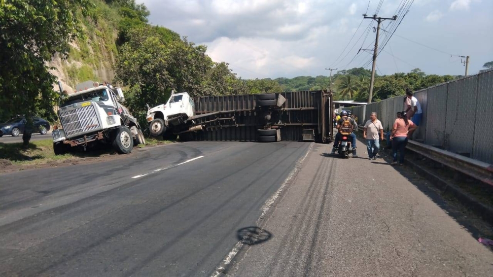 Una rastra y una pipa se accidentaron en la carretera de Oro, en Ilopango, este sábado. Cortesía. ,image_description: