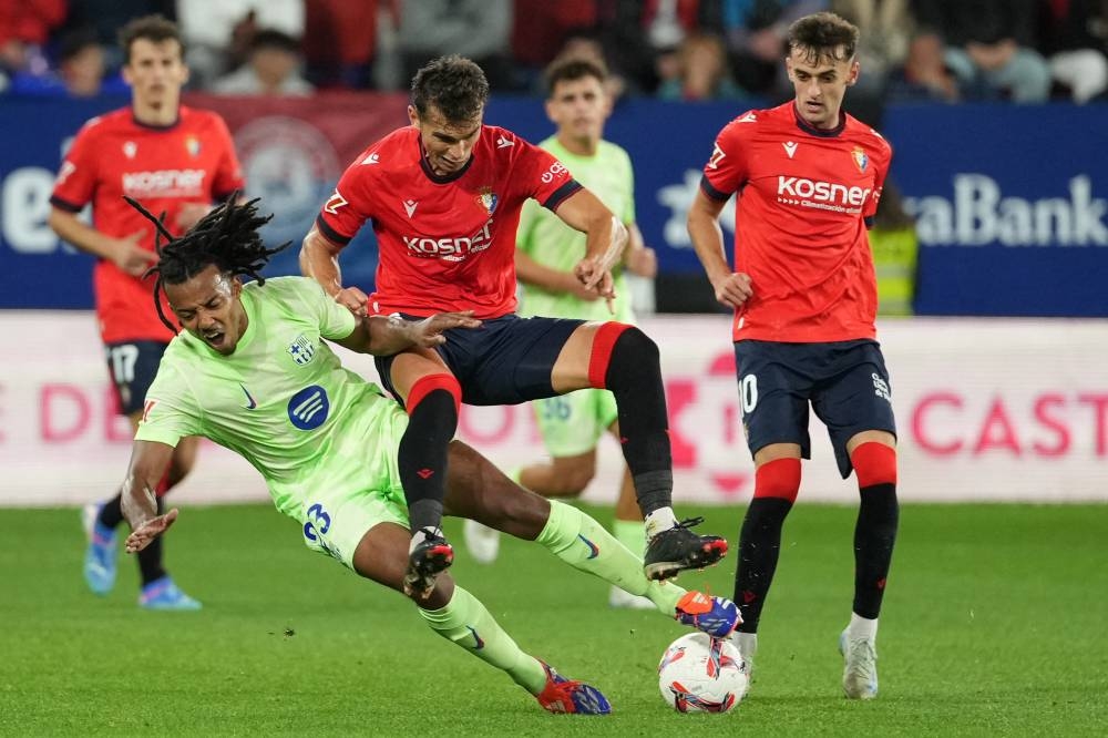 Jules Kounde, del Barcelona, lucha por el balón con Lucas Torro, del Osasuna. / AFP,image_description: