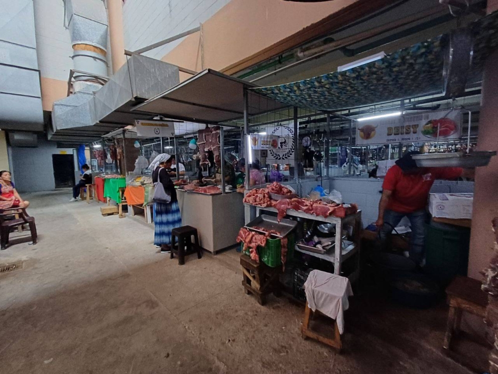 Actualmente son pocas las personas que llegan a comprar a la zona del sótano, donde fueron ubicados los afectados por incendio en el Mercado Central. / Jessica Guzmán.,image_description: