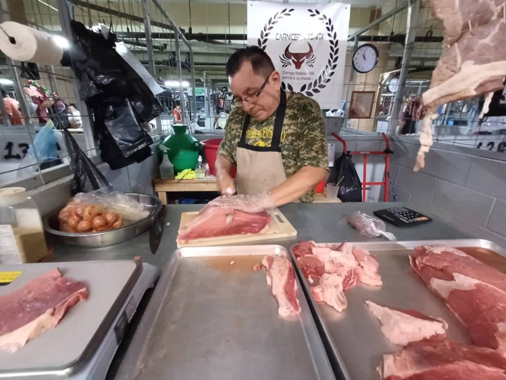 William Morales, comerciante de carne, es uno de los afectados por el incendio. / Jessica Guzmán. ,image_description: