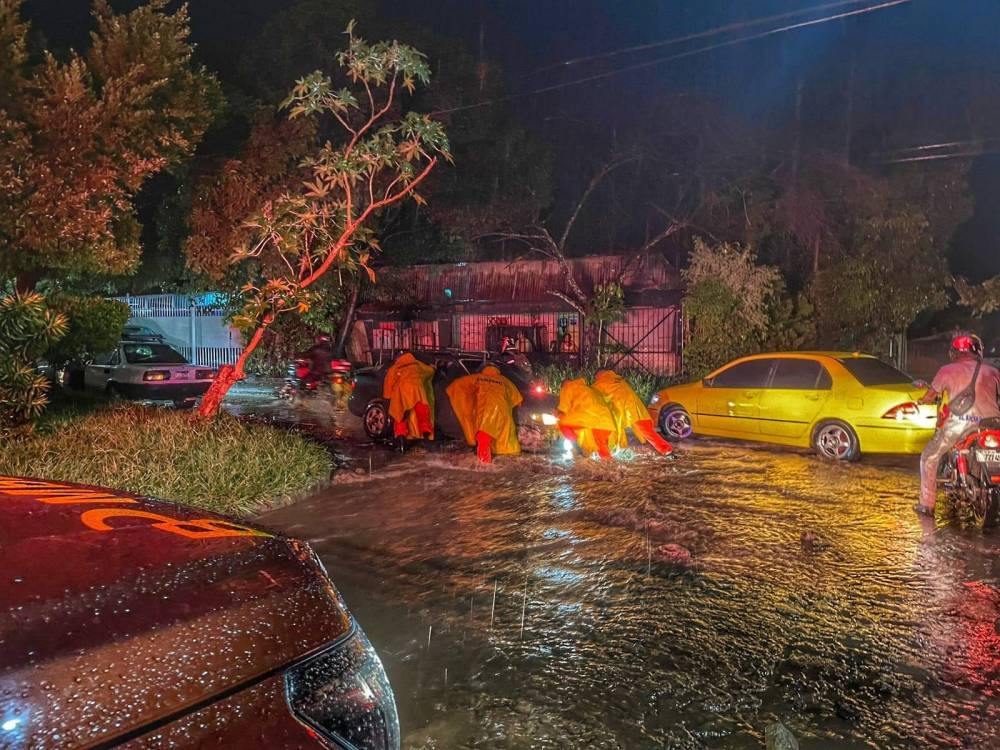 Bomberos reportó el rescate de personas en un vehículo que intentaba cruzar una corriente en Santa Ana. / Cortesía Bomberos.,image_description: