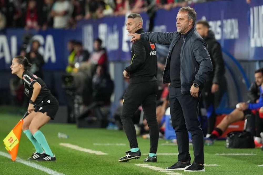 El entrenador alemán del Barcelona, u200bu200bHansDieter Flick, hace un gesto durante el partido de fútbol de la liga española entre CA Osasuna y FC Barcelona en el estadio El Sadar en Pamplona el sábado, en el que su equipo fue derrotado 42 por el Osasuna./ AFP,image_description: