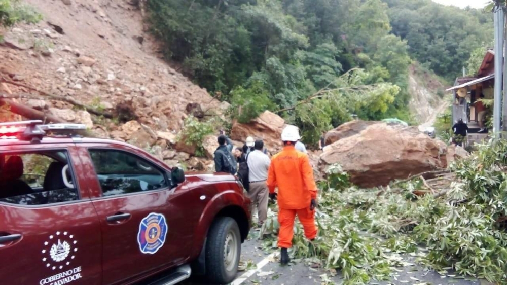 El paso por la Troncal del Norte, hacia y desde La Palma, en Chalatenango está bloqueado. / Cortesía VMT. ,image_description: