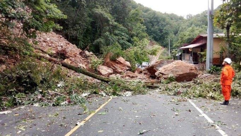 Otra vista de las grandes rocas que han caído sobre la carretera Troncal del Norte, en Chalatenango. / Cortesía VMT.