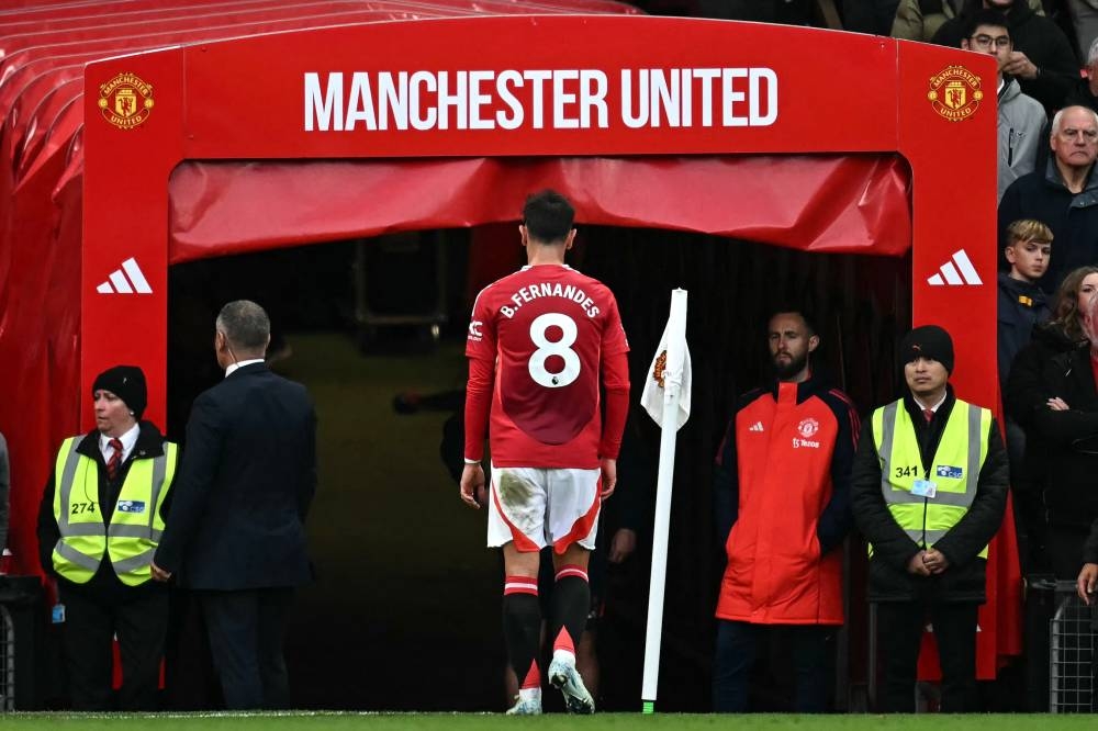 Bruno Fernandes se marcha expulsado. Eso condicionó al Manchester United. / AFP,image_description: