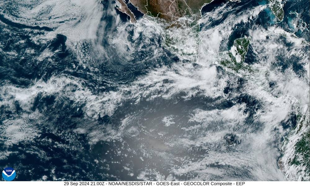 Una basta nubosidad se encuentra sobre la región centroamericana generando lluvias. / NHC.,image_description: