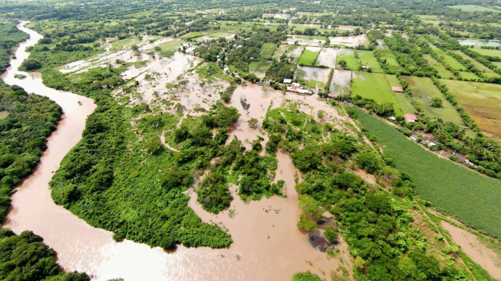 Una vista panorámica del río Grande y la inundación en Puerto Parada, Usulután. / Cortesía de Comandos de Salvamento. ,image_description: