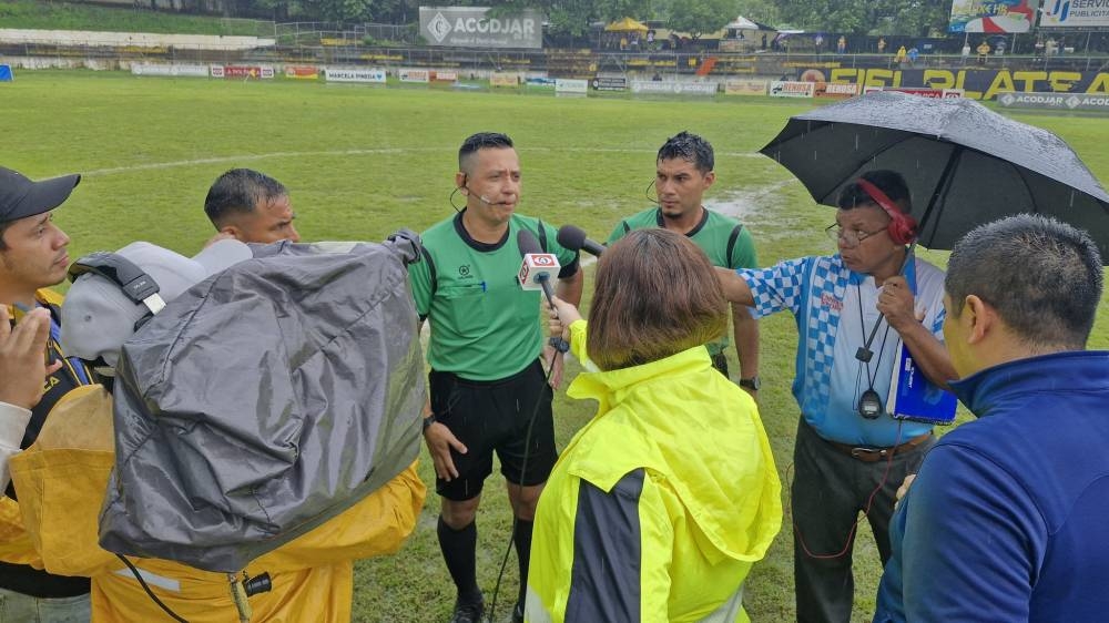 German Martínez da declaraciones tras suspender el juego. / Platense,image_description: