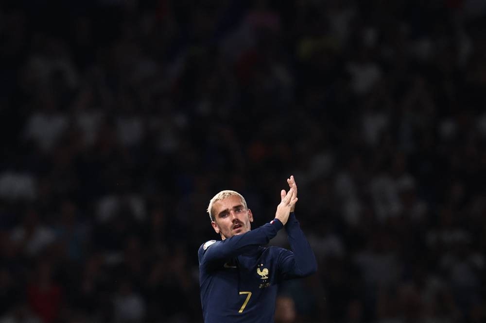 Antoine Griezmann y un saludo a la afición en la reciente Euro 2024. / AFP,image_description: