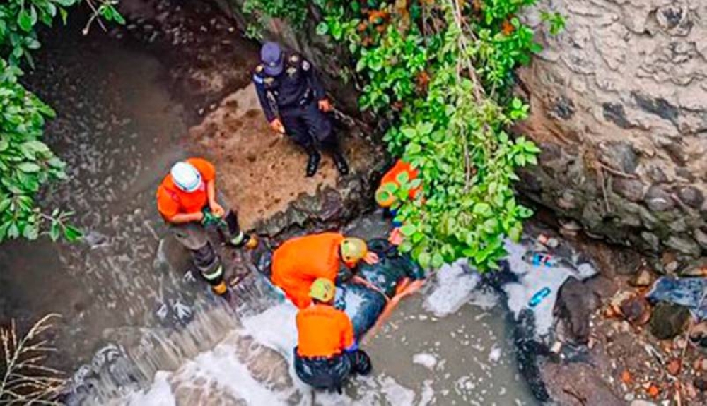 Al accidente asistieron el Cuerpo de Bomberos, Comandos de Salvamento y la Policía Nacional Civil. / Cuerpo de Bomberos. ,image_description: