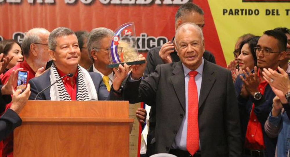 El secretario del FMLN, Manuel Flores, entrega la orden Farabundo Martiu0301 a Alberto Gutieu0301rrez, político mexicano de izquierda. / ChinoFloressv,image_description: