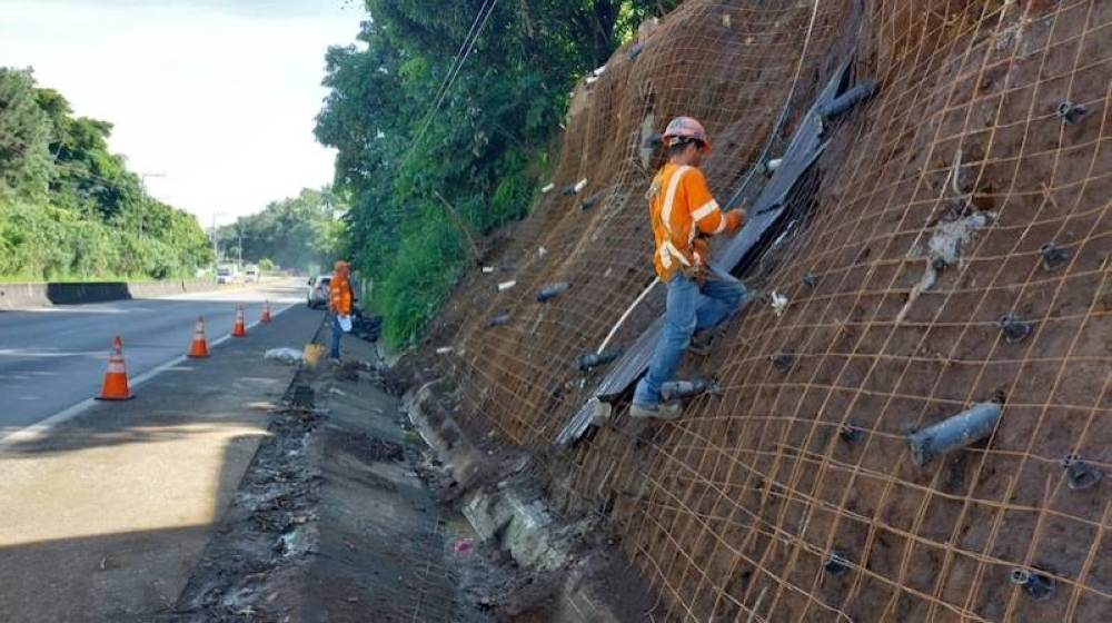 Trabajadores del MOP en obras de infraestructura vial. /MOP,image_description: