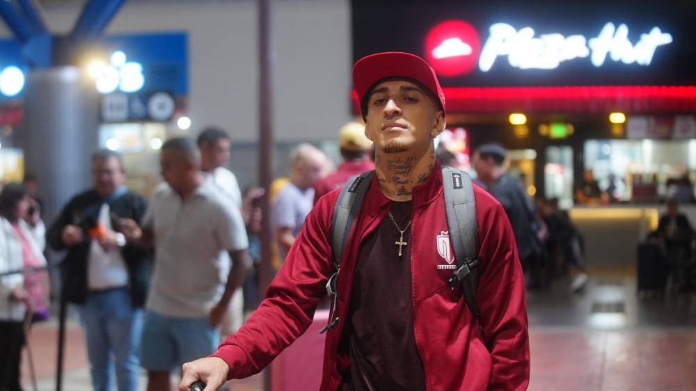 Uno de los jugadores del Real Estelí en el aeropuerto. ,image_description: