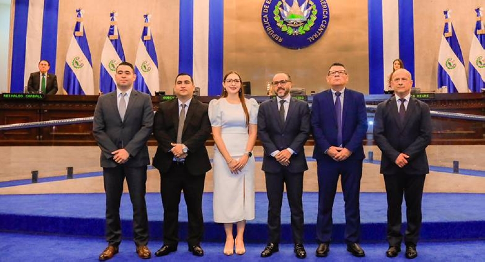 Los cinco nuevos magistrados suplentes del Tribunal Supremo Electoral junto al presidente de la Asamblea Legislativa, Ernesto Castro. / @TSEElSalvador