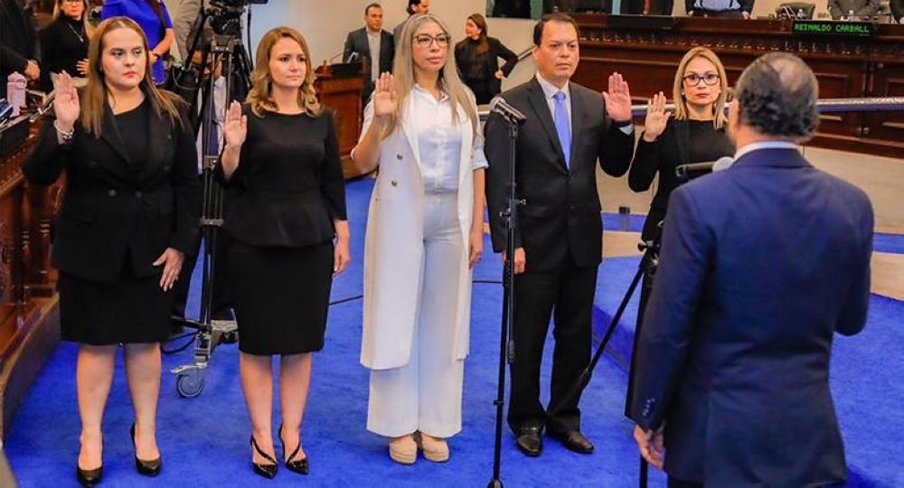 Presidente de la Asamblea Legislativa, Ernesto Castro, juramenta a los cinco nuevos magistrados propietarios del Tribunal Supremo Electoral TSE. / TSEElSalvador,image_description: