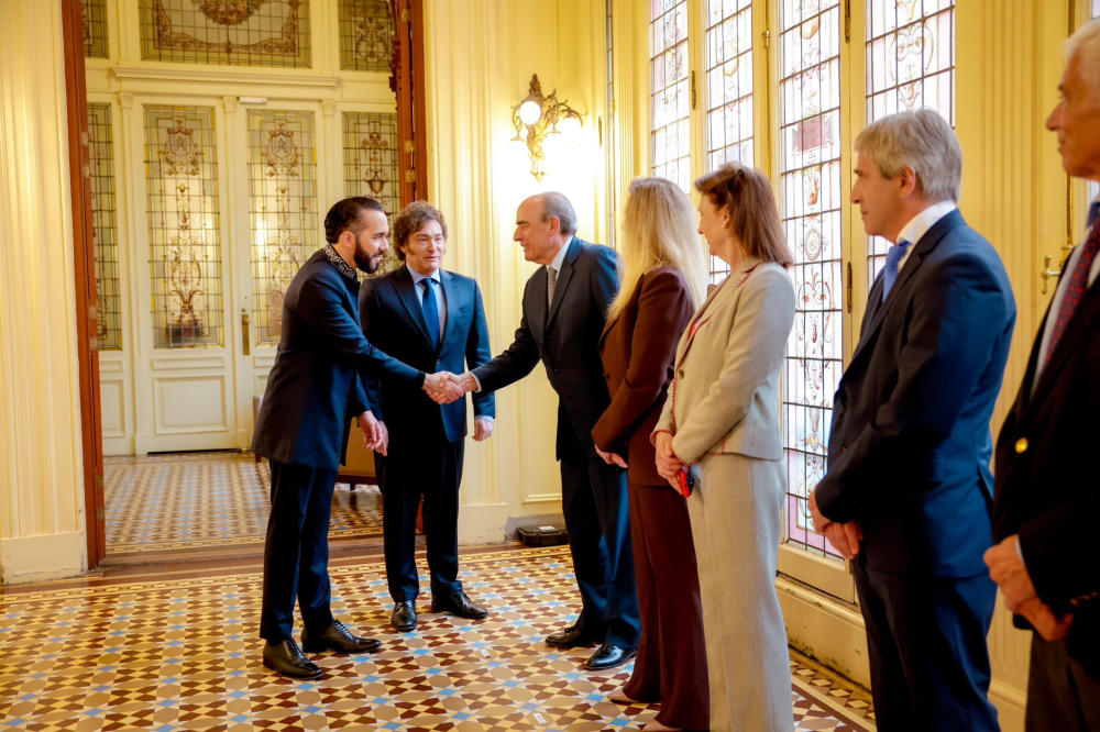 El presidente Nayib Bukele saluda al ministro del Interior, Guillermo Francos. / @PresidenciaSV.