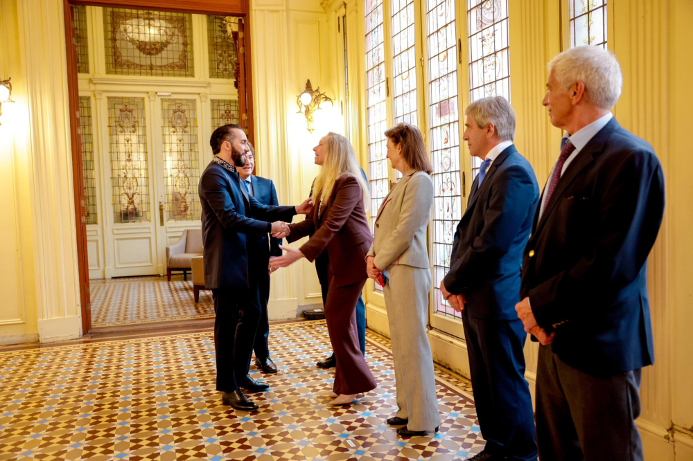 Karina Milei, recién nombrada presidenta del partido Libertad Avanza, saluda a Nayib Bukele. / @PresidenciaSV.