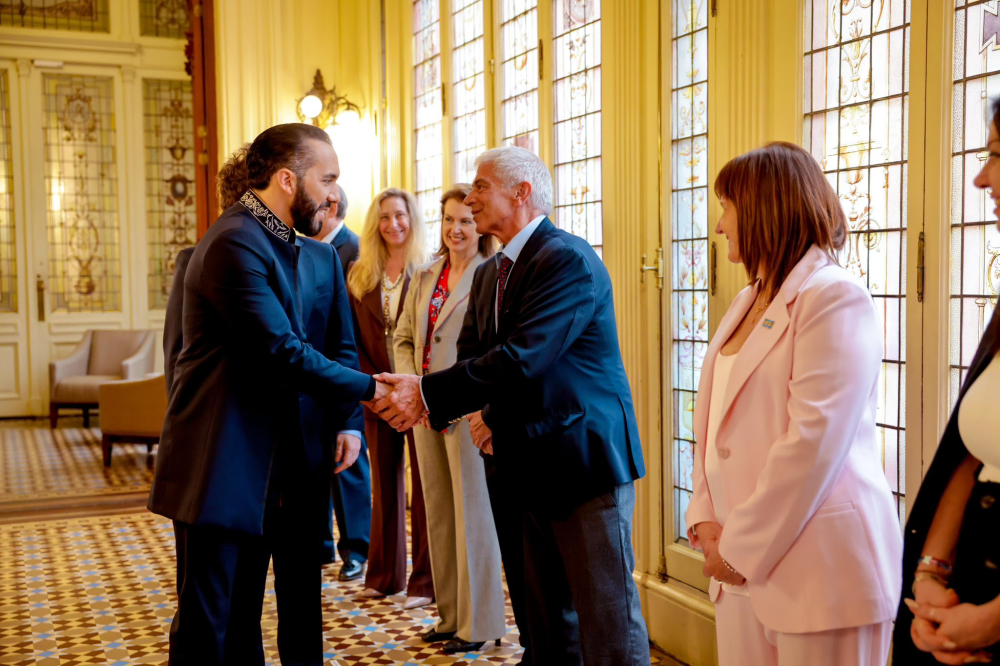 El saludo del presidente Nayib Bukele con el ministro de Justicia, Mariano Cúneo Libarona. / @PresidenciaSV.