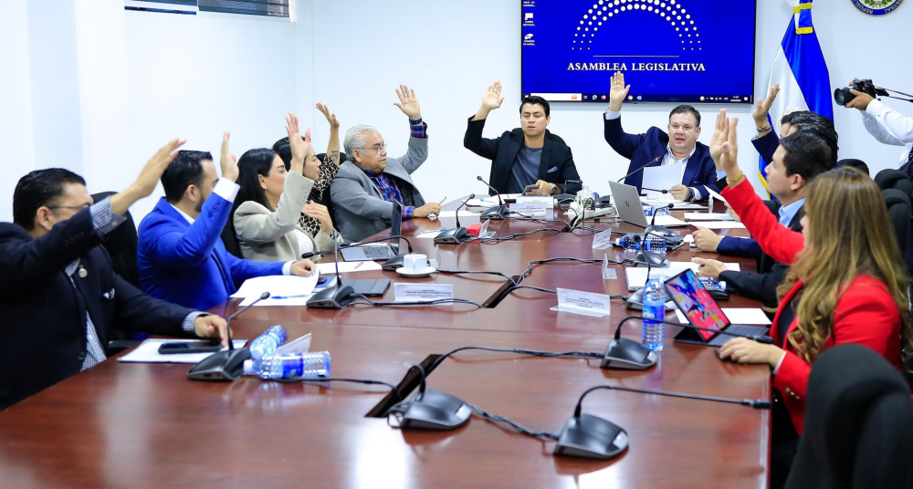 La Comisión de Hacienda de la Asamblea Legislativa votó a favor de dos préstamos del CAF y tres reformas presupuestarias. / AsambleaSV.,image_description: